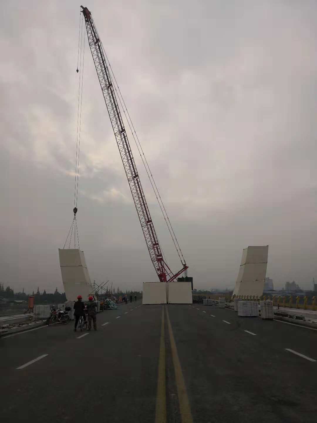 彭山青龙顺河大桥锁塔钢结构主体吊装工程